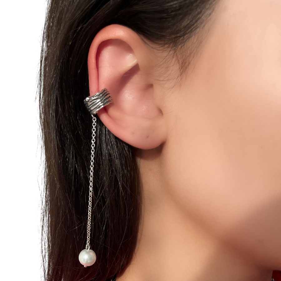 Cuff earring with a pearl
